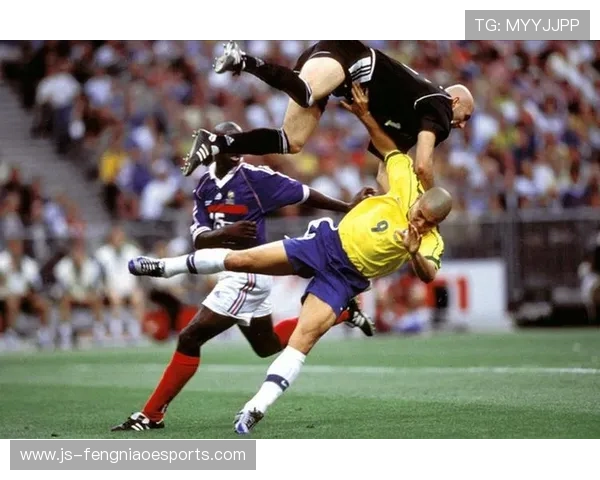 花样足球球星的精彩瞬间与技术魅力探索：掌握技巧背后的故事与成就