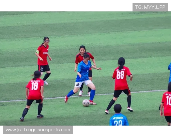 足球女球星比心头像图片展示热情与魅力引领女性力量的全新风采