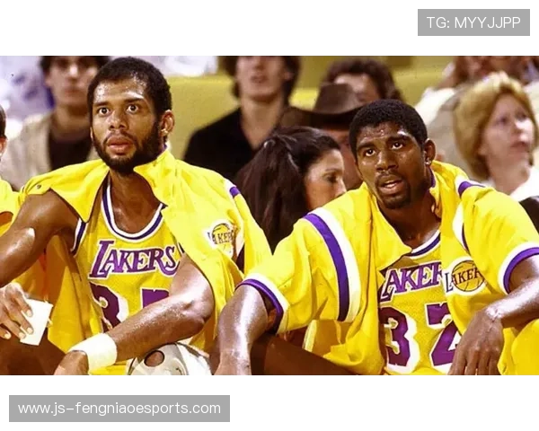 足球巨星十年对比从巅峰到传承技艺与成就的跨时代演绎