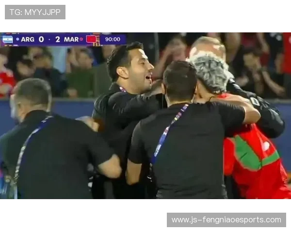 足球星光熠熠入场瞬间全场欢呼点燃激情盛宴 足球星光熠熠入场瞬间全场欢呼点燃激情盛宴