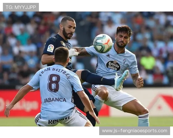 足球赛场英雄握手瞬间展现友谊与竞技精神高清图片分享